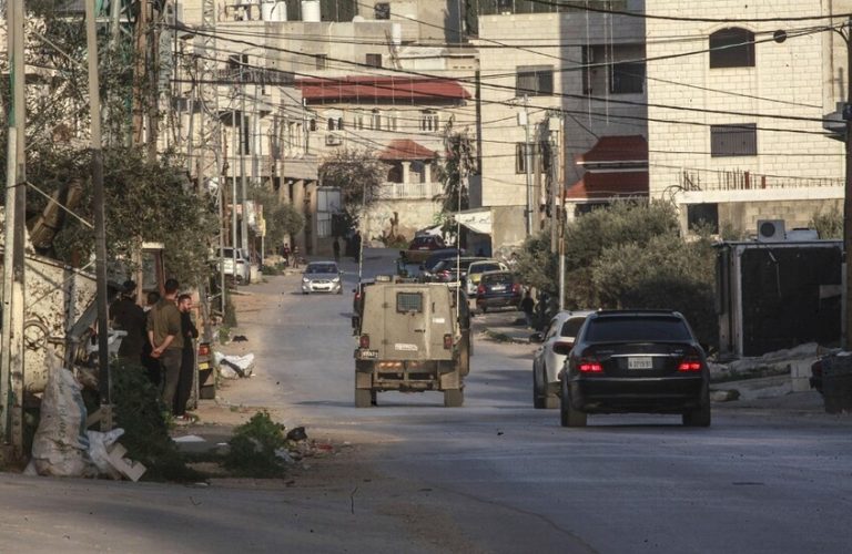 الاحتلال يتوسع في اقتحاماته في الضفة الغربية بالتزامن مع قصف غزة