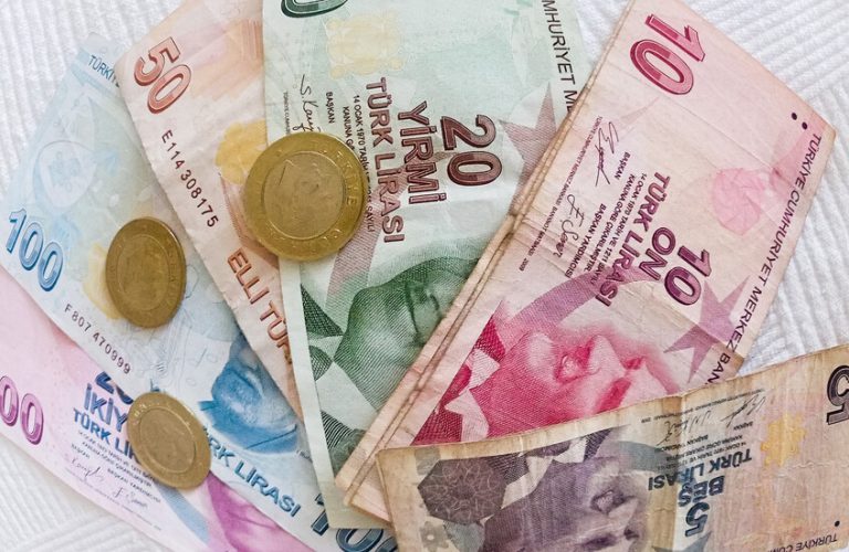 تركيا..تراجع الليرة بشكل كبير أمام الدولار في تعاملات اليوم