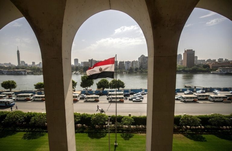 الباحث هاشم الخليل لـ”أخبار الغد”: استمرار الحرب يزيد القلق الداخلي في مصر بسبب الضغوط الاقتصادية والاجتماعية