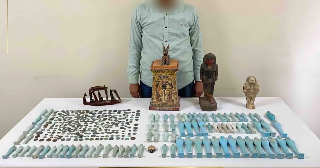 مصر.. القبض على شخص يخزن في منزله 392 قطعة أثرية