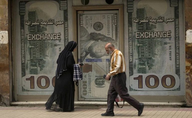 تحولات اقتصادية كبرى تضرب الجنيه المصري أمام الدولار الأمريكي خلال التعاملات الأخيرة
