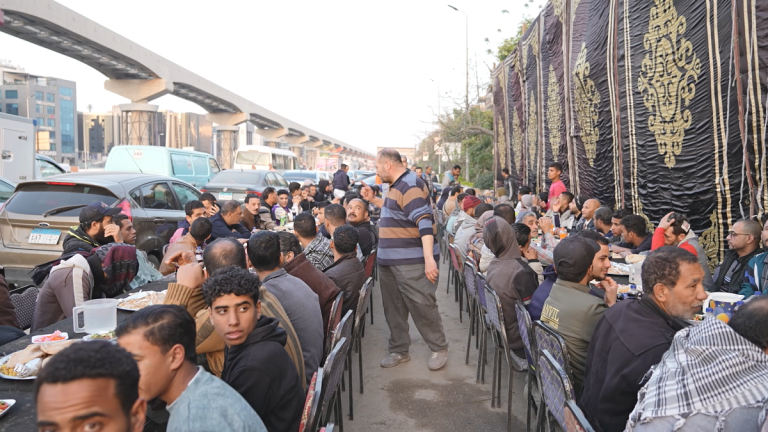 موائد الرحمن في مصر..عادة اجتماعية قديمة طمستها الأزمات الاقتصادية والتضيقات الأمنية