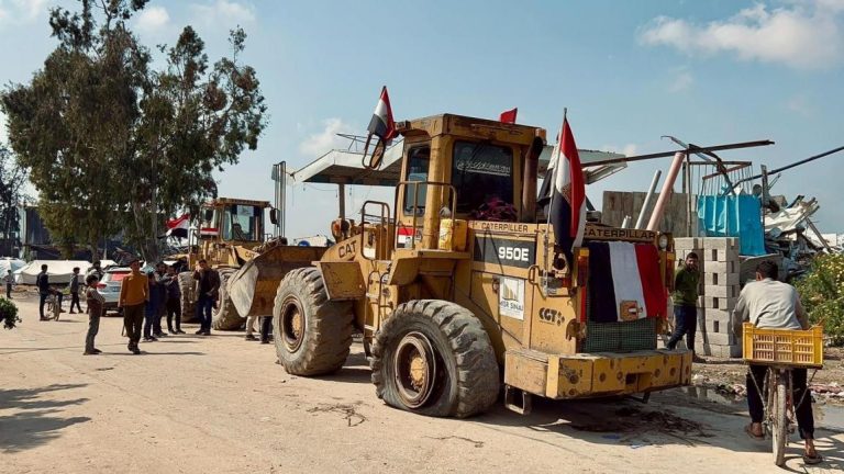 إصابة سبعة فلسطينيين ومصريين في قصف إسرائيلي استهدف جرافة في غزة