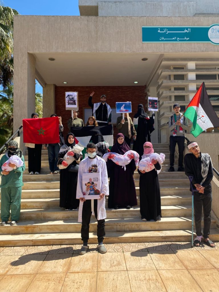 طلاب جامعة محمد الخامس في الرباط يجسدون معاناة الفلسطينيين في غزة