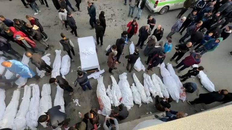 “الإعلام الحكومي”: 322 شهيدًا ومفقودًا وعشرات الإصابات خلال 5 ساعات في قطاع غزة.