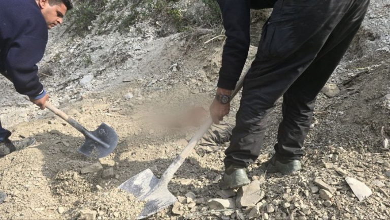 العثور على مقبرة جماعية تضم عناصر أمن قرب القرداحة بسوريا