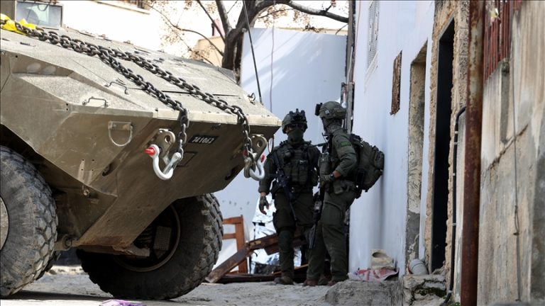 اعتداء جنود إسرائيليين على شقيقين فلسطينيين في الضفة الغربية: “هآرتس” تكشف تفاصيل مروعة