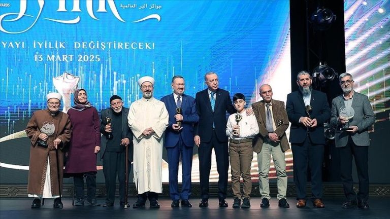 أردوغان يكرم الطيار السوري رغيد الططري وخطيب المسجد الأقصى في حفل توزيع جوائز الخير الدولية