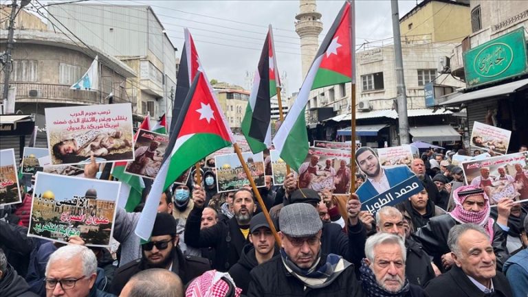 عمان تنتفض من جديد.. مسيرة حاشدة تحت المطر رفضًا للإبادة في غزة ودعوات لقطع العلاقات مع الاحتلال