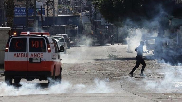 مستوطنون إسرائيليون يعتدون على تجمع فلسطيني في الضفة الغربية: إصابات واعتداءات متزايدة