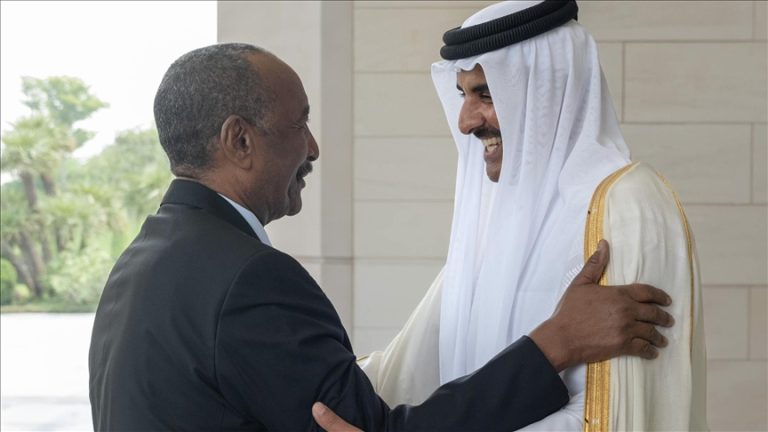 أمير قطر يبحث مع البرهان سبل تعزيز العلاقات وآخر المستجدات الإقليمية خلال القمة العربية الطارئة في القاهرة
