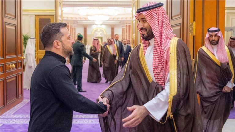 ولي العهد السعودي يبحث مع الرئيس الأوكراني جهود السلام في الأزمة الأوكرانية