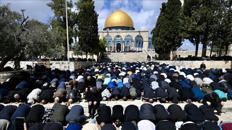 تراجع في أعداد المصلين في المسجد الأقصى للجمعة الثانية من رمضان بسبب القيود الإسرائيلية