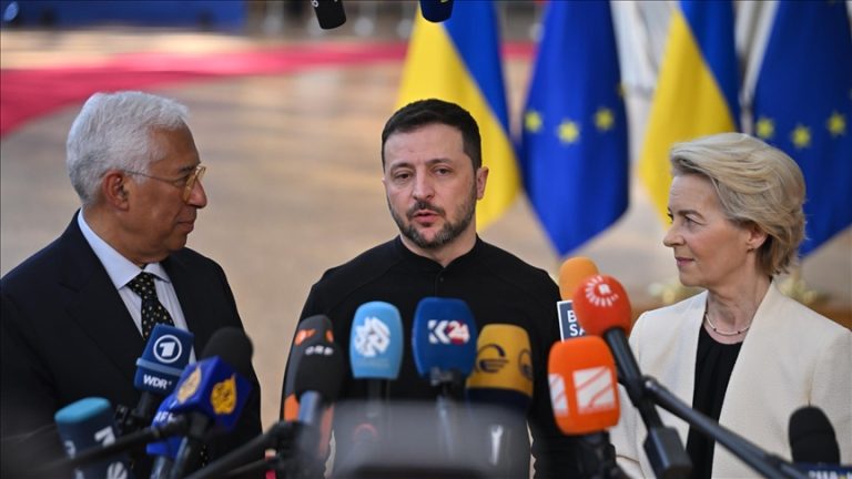 المسؤولون الأوروبيون يعبرون عن الدعم الثابت للرئيس الأوكراني زيلنسكي خلال قمة بروكسل الطارئة