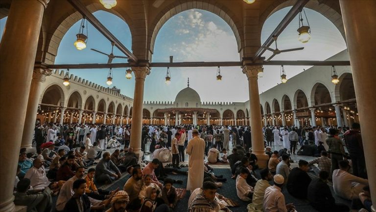 مصر تحتشد لدعم الفلسطينيين في صلاة عيد الفطر ورفض التهجير