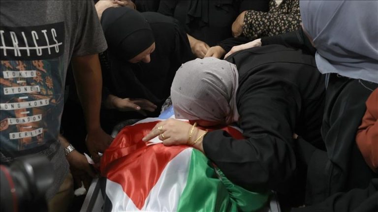 “الهلال الأحمر الفلسطيني يتسلم جثمان سيدة فلسطينية من الجيش الإسرائيلي في جنين”