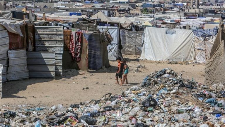 الأونروا تحذر: تراكم النفايات في غزة يهدد حياة المواطنين