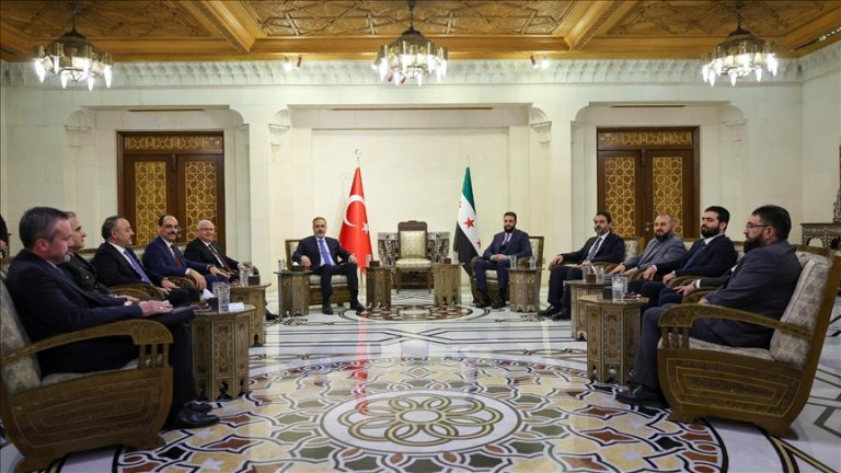 وفد تركي رفيع المستوى يلتقي الرئيس السوري أحمد الشرع لبحث العلاقات الثنائية وتطورات المنطقة