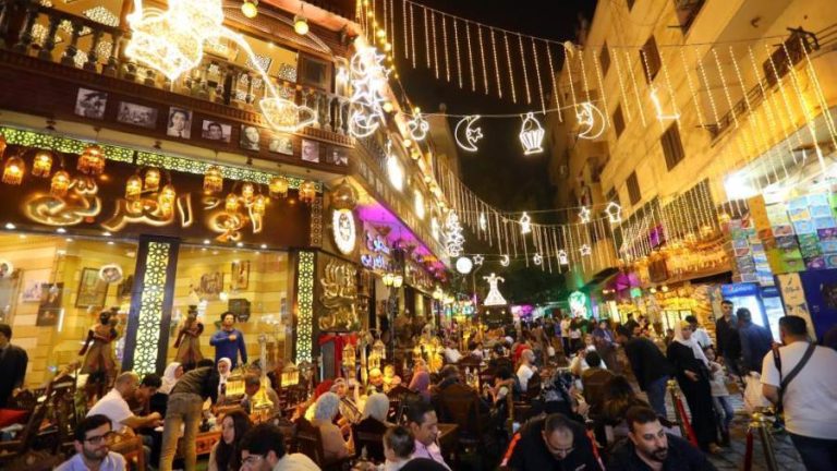 رمضان في مصر: تقاليد متوارثة تتحدى الحداثة وتبقى رمزًا للكرم والاحتفال