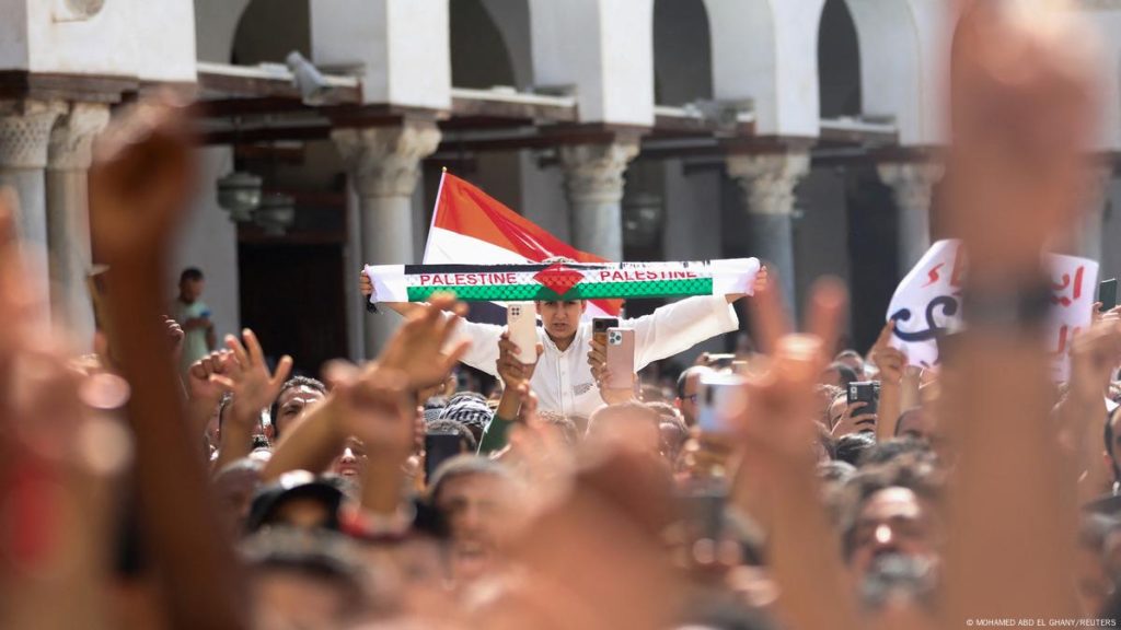 مظاهرة فلسطينية في غزة تطالب بوقف العدوان وتسليم ملف الأسرى لمصر