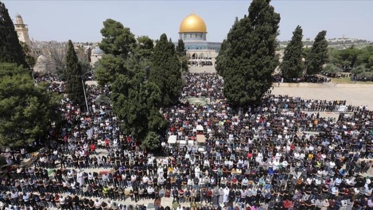 80 ألف فلسطيني يؤدون صلاة الجمعة الثالثة من رمضان في الأقصى رغم القيود الإسرائيلية