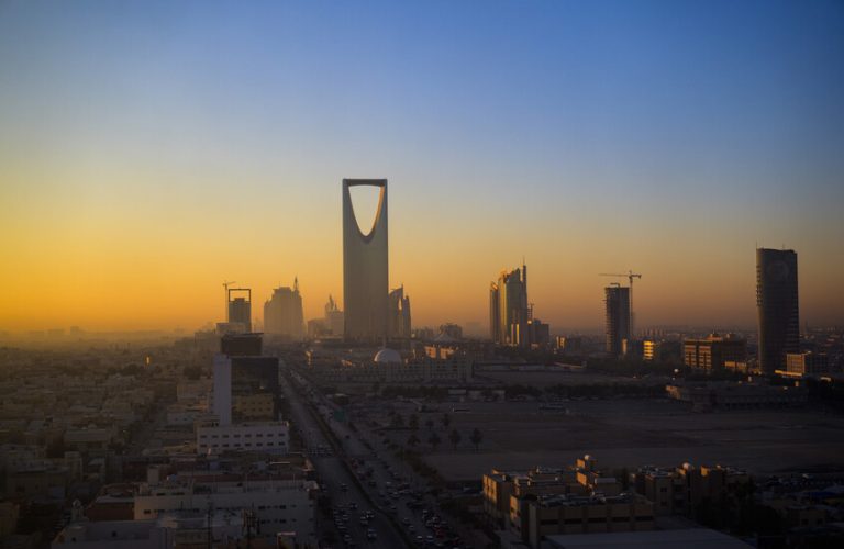 معدل البطالة بين السعوديين ينخفض إلى أدنى مستوى على الإطلاق