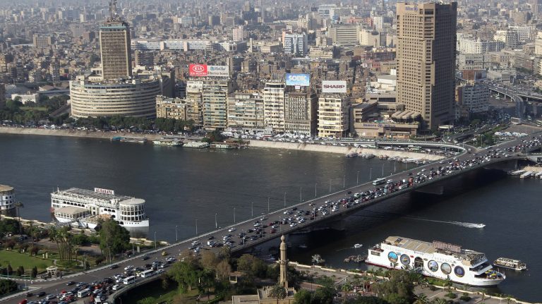 سيدة أعمال معروفة تدير شبكة احتيال تتسبب بخسارة ضخمة لشركات مصرية