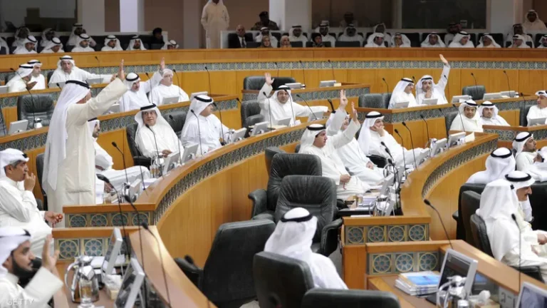 الحكومة الكويتية تسحب الجنسية من عشرة أشخاص وتمنحها لعدد من عائلات الشهداء
