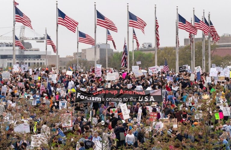 روسيا: الاحتجاجات الأمريكية قد تكون محاولة لتنفيذ ثورة ملونة