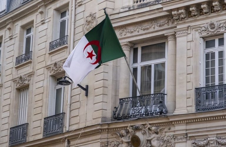 صحيفة لوفيغارو: الجزائر تطرد 12 موظفا من السفارة الفرنسية في قرار غير مسبوق منذ الاستقلال