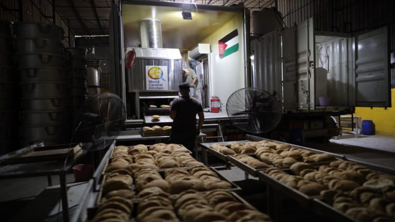“المطبخ العالمي” يعزز الأمل في غزة من خلال المخبز الأردني المتنقل بـ 19 ساعة عمل يومياً