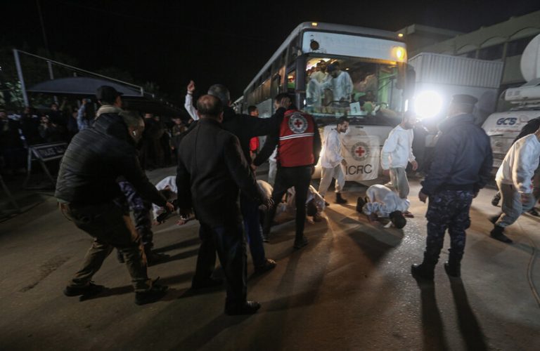 الاحتلال يفرج عن 10 معتقلين فلسطينيين من غزة