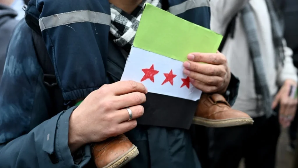 ميدل إيست آي: تجميد طلبات اللجوء يترك أكثر من 100 ألف سوري في أوروبا بلا مستقبل واضح