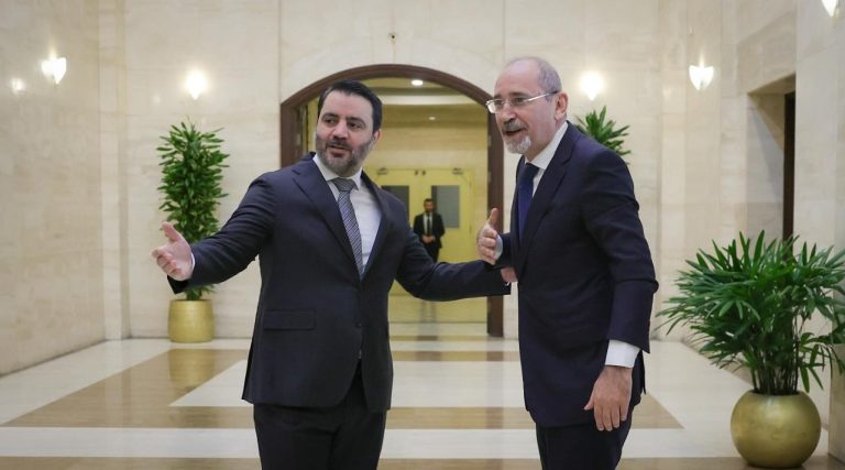 مشهد غير تقليدي في دمشق.. الشيباني والصفدي في مطعم شعبي ورسالة واضحة بأن “سوريا آمنة”