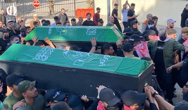 آلاف اللبنانيين يشاركون في مراسم تشييع القائد “القسامي” حسن فرحات وأفراد من عائلته في مدينة صيدا