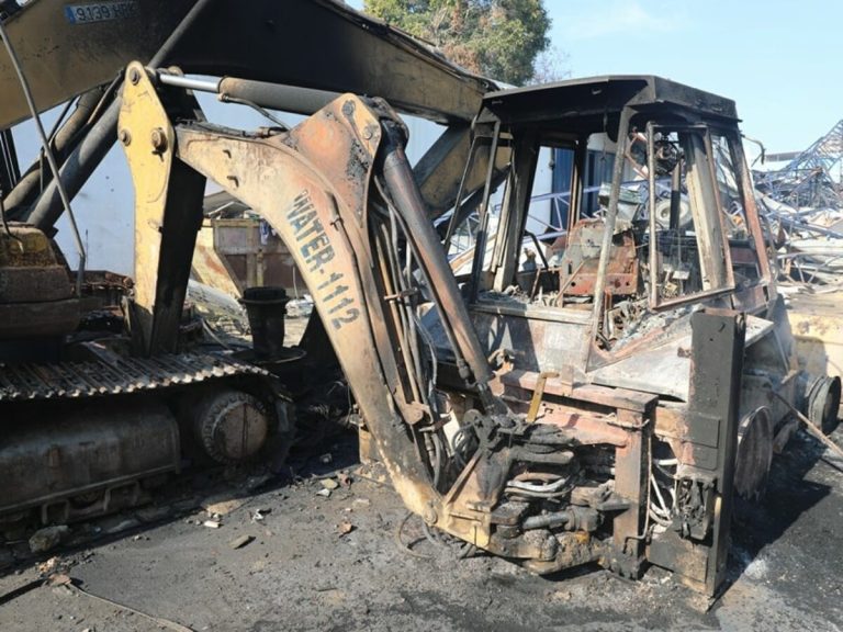 طائرات الاحتلال تستهدف معدات إعادة الإعمار في غزة: العدوان يتواصل ويستهدف المدنيين