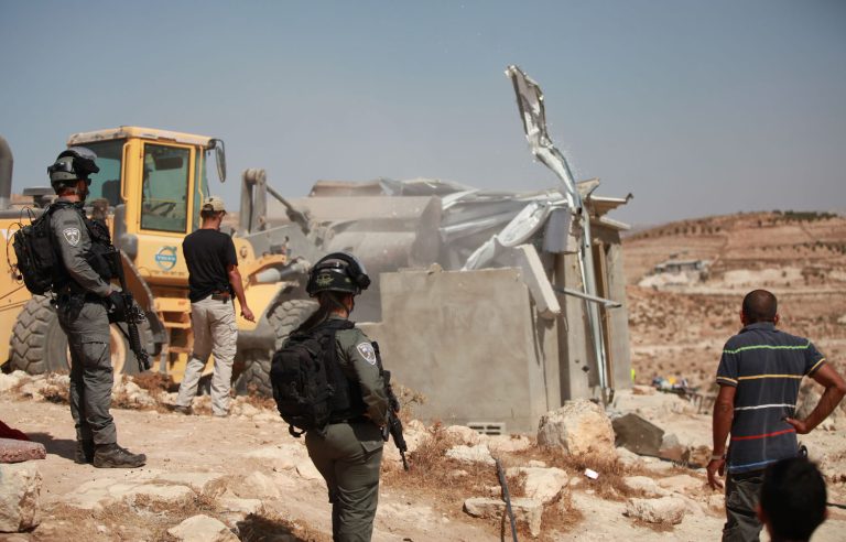 سلطات الاحتلال تُخطِر بهدم منشآت فلسطينية في يطا: اعتداءات مستمرة تهدد بقاء الفلسطينيين