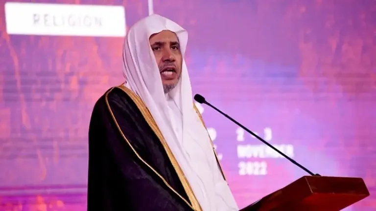 محمد بن عبد الكريم رئيس رابطة العالم الإسلامي تحث مسلمي بريطانيا على التركيز على القضايا الداخلية بدلاً من غزة