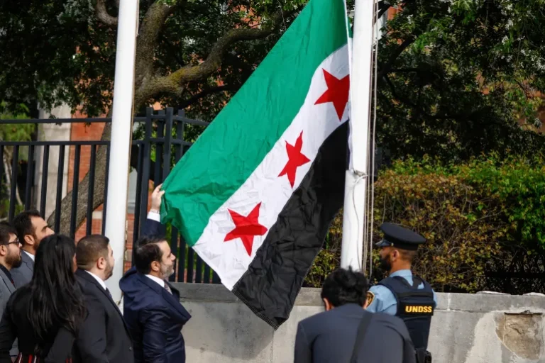 رفع علم سوريا الجديدة في الأمم المتحدة بحضور الشيباني: “نُتوِّج انتصار شعبنا”