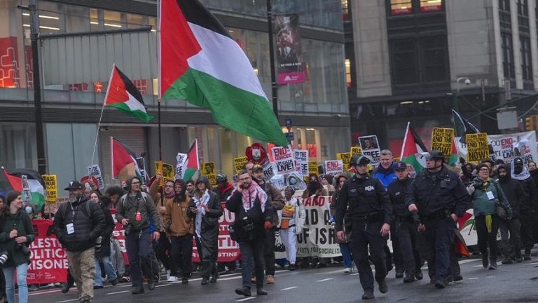 مظاهرة حاشدة في نيويورك تطالب بالإفراج عن الناشط الفلسطيني محمود خليل