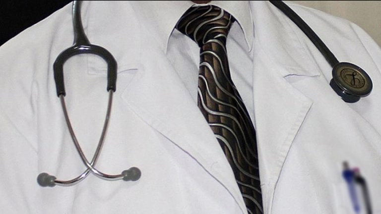 وقفة احتجاجية في مراكش تطالب بوقف الإبادة الجماعية في غزة وحماية الطواقم الطبية
