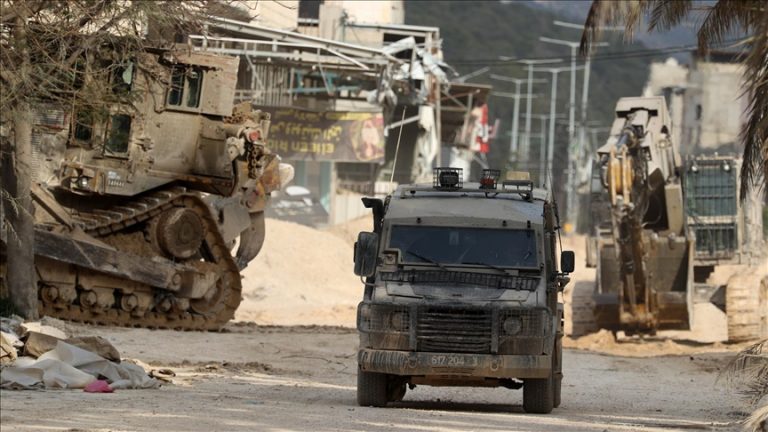الجيش الإسرائيلي يفجر منزلا في طولكرم ويعتقل صحفيين خلال انسحابه من نابلس
