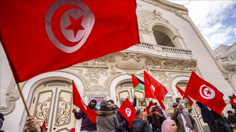 “هيومن رايتس ووتش” تدعو تونس للإفراج الفوري عن المحتجزين تعسفياً لأسباب سياسية