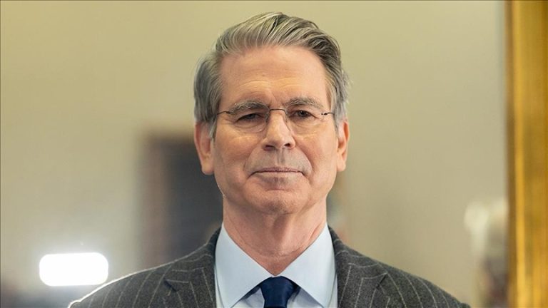 وزير الخزانة الأمريكي: “الدول الممتنعة عن الرد على الرسوم تلقت مكافأة”