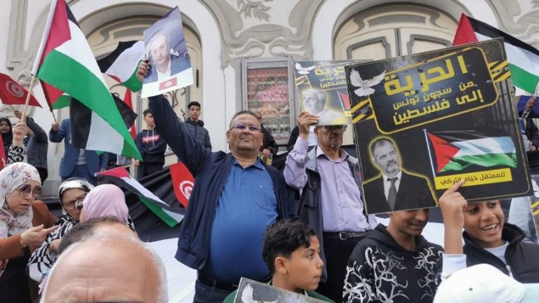 مئات المواطنين في تونس يتظاهرون دعماً لفلسطين ضد تدهور الوضع السياسي