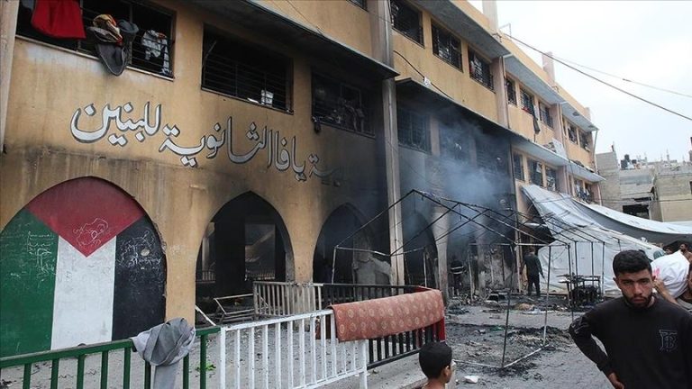 استشهاد 16 فلسطينيا في غارات إسرائيلية جديدة على غزة: مجازر تستهدف مراكز الإيواء والمنازل