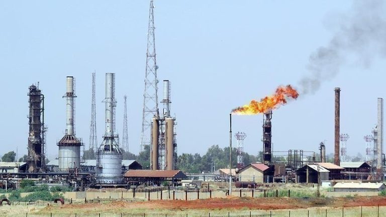 الحوثي تتعهد باستهداف شركات النفط والأسلحة الأمريكية في رد على الغارات على اليمن