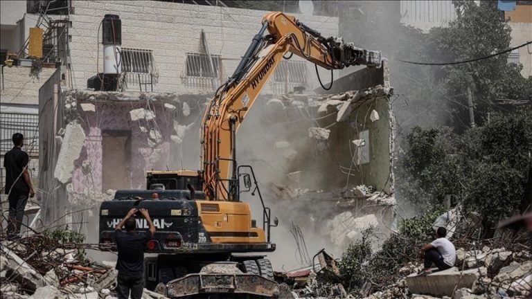 الجيش الإسرائيلي يهدم خمسة منازل فلسطينية في بلدة إذنا بزعم عدم الترخيص