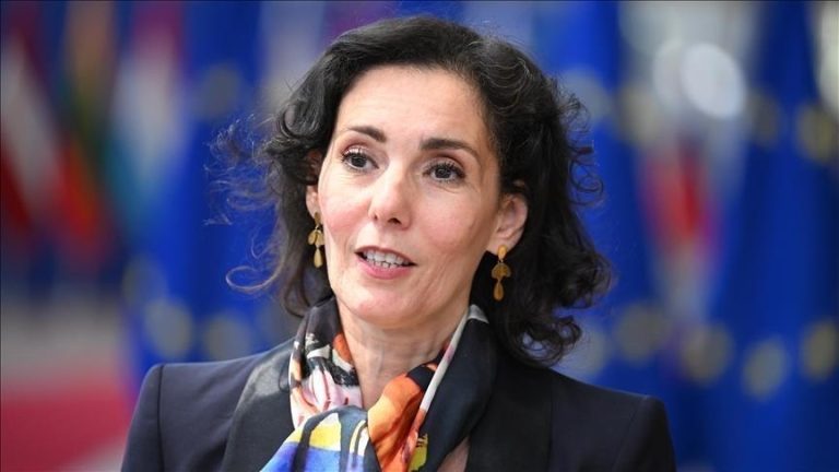مسؤولة أوروبية تحذر: الطعام يتعفن على أبواب غزة في ظل استمرار المنع الإسرائيلي