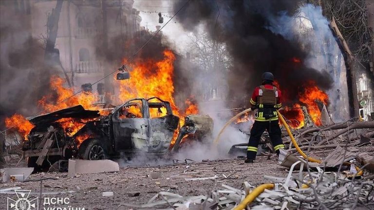 مقتل 21 مدنياً في هجوم صاروخي روسي على مدينة سومي الأوكرانية
